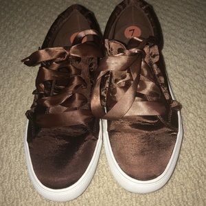 Steve Madden Brown Silk lace up sneakers !!!!